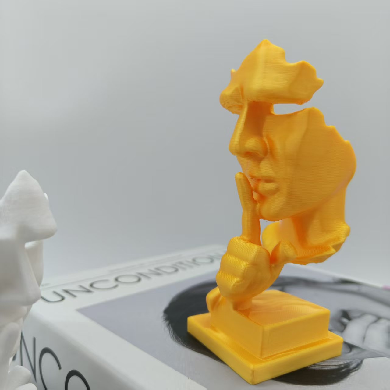 Thinker Statue, Silence Is Gol - đánh giá và giá Desk Setup Design