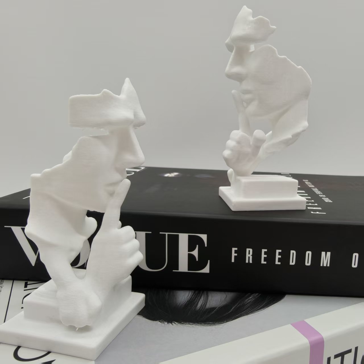 Thinker Statue, Silence Is Gol - đánh giá và giá Desk Setup Design